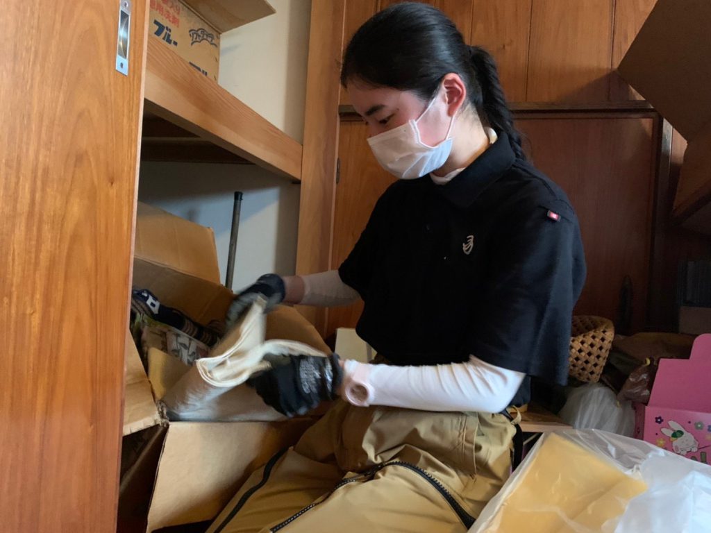 大切な遺品を丁寧に確認しながら分別作業しています