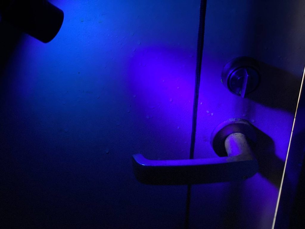 ブラックライトによる体液の確認