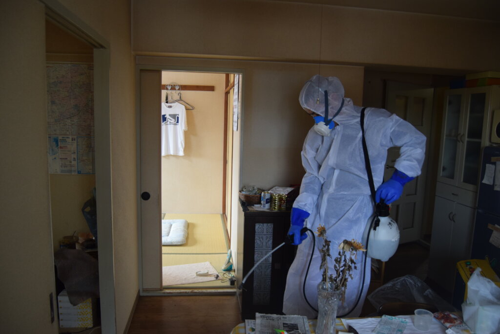 夏の孤独死現場の作業風景