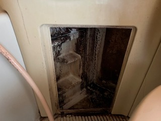 体液が流れ落ちたお風呂場