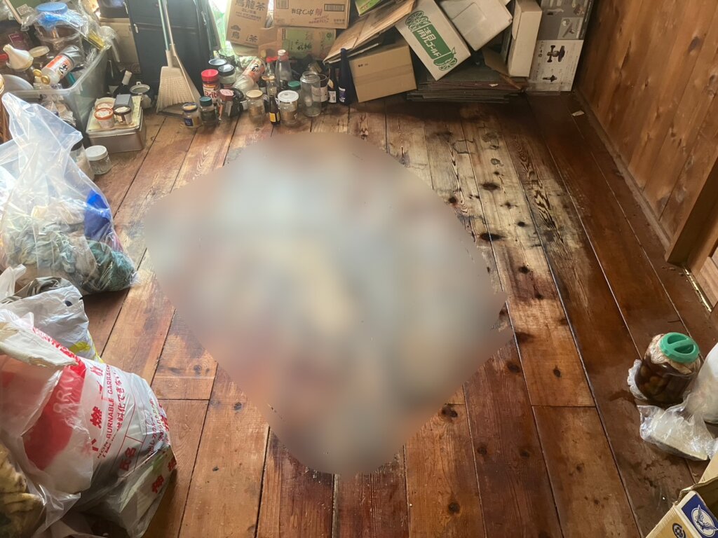 一軒家にて孤独死が発生した床