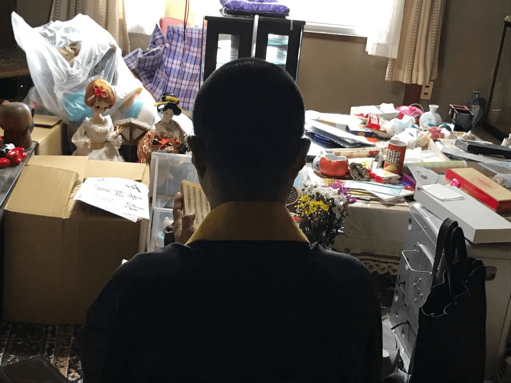 孤独死現場の僧侶が供養している風景