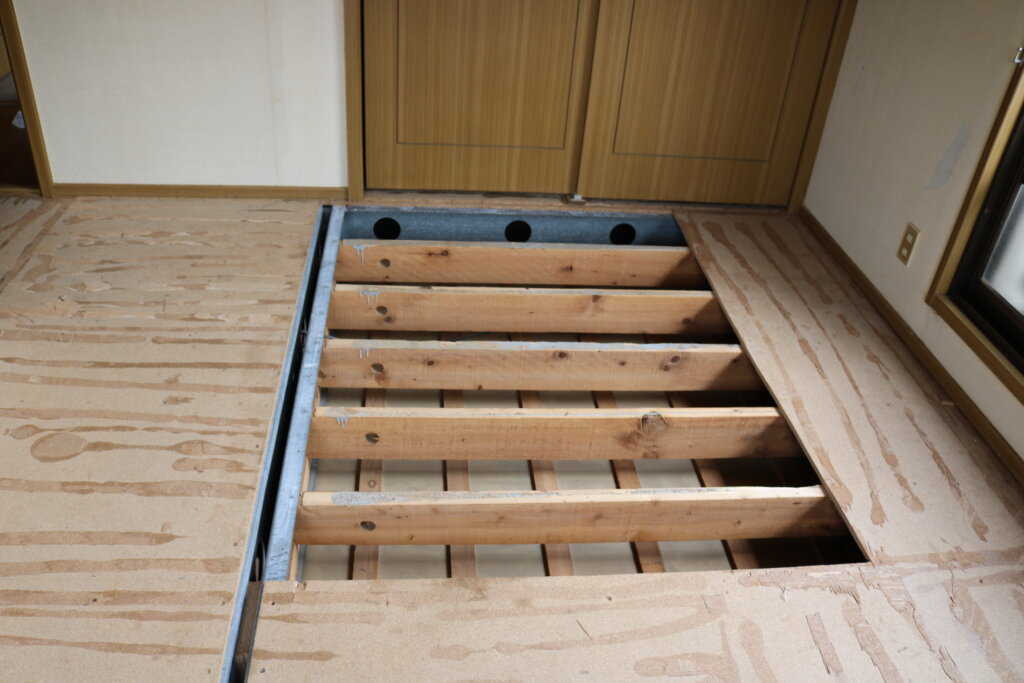 体液が染みた床の解体作業